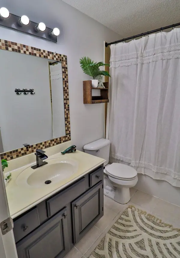 6163 Quail Ridge Ct, Bel Aire, KS 67220