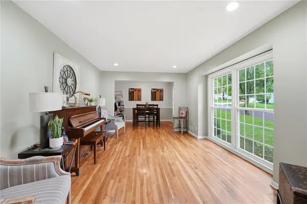 10709 W 101st ST, Overland Park, KS 66214