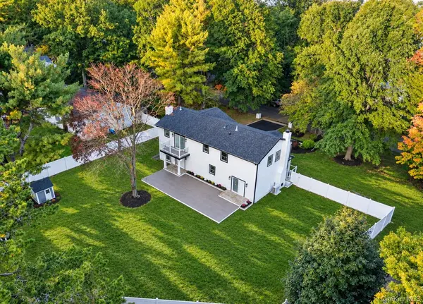 7 Shoreham DR, Dix Hills, NY 11746