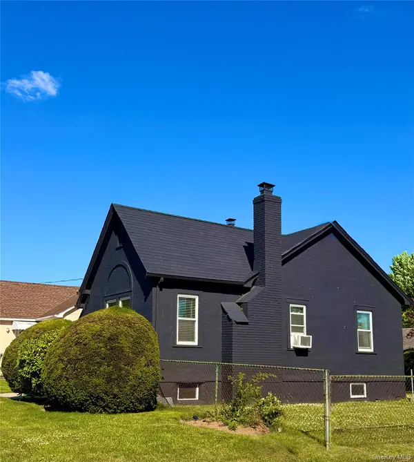 43 Elinor PL, Freeport, NY 11520