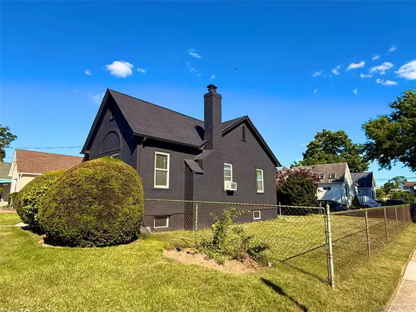 43 Elinor PL, Freeport, NY 11520