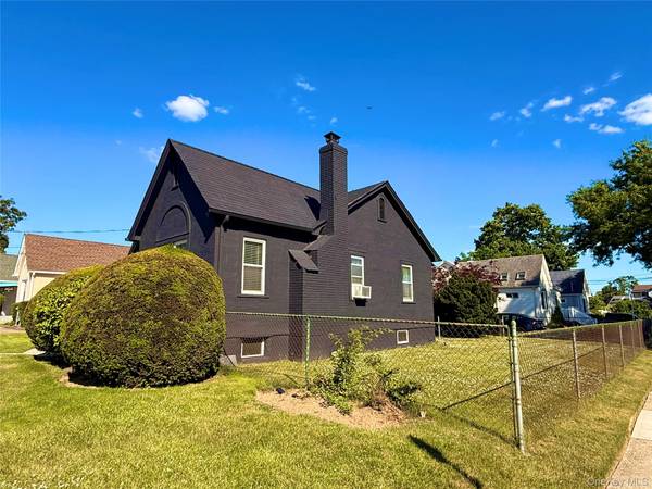 43 Elinor PL, Freeport, NY 11520