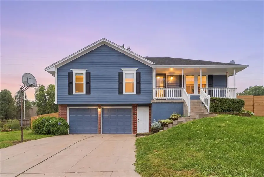 104 NE Bristol CIR, Lee's Summit, MO 64063