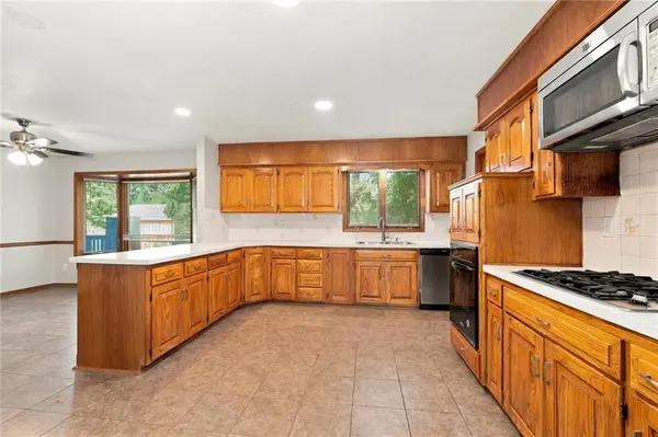 17422 W 70th ST, Shawnee, KS 66217