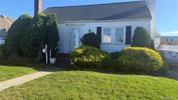 24 Plitt AVE, Farmingdale, NY 11735