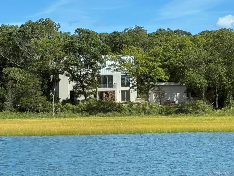 6370 Skunk LN, Cutchogue, NY 11935