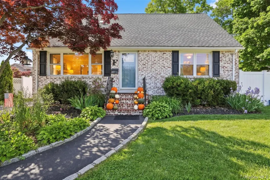 413 Pecan ST, Lindenhurst, NY 11757