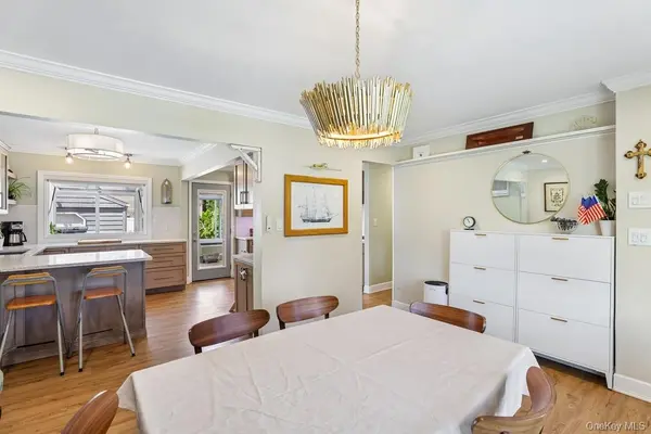 413 Pecan ST, Lindenhurst, NY 11757