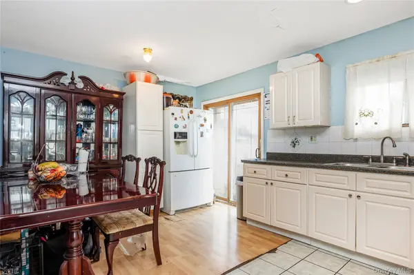 9 Surrey DR, Amityville, NY 11701