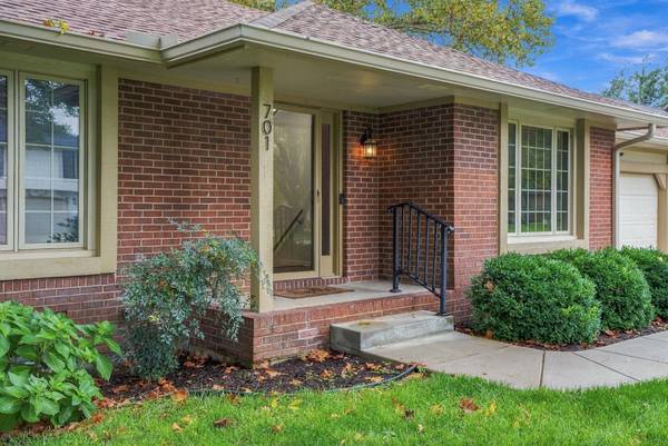 701 E Dover Dr, Valley Center, KS 67147