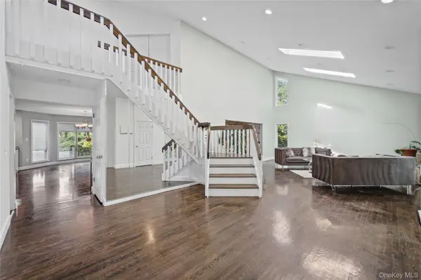 17 Scenic View CT, Dix Hills, NY 11746