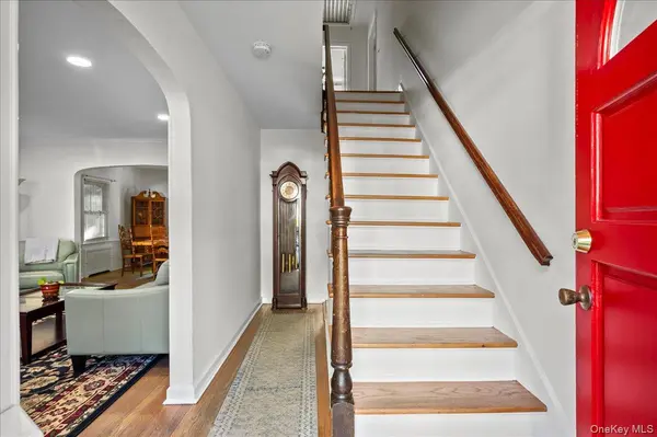 46 Robins RD, New Rochelle, NY 10801