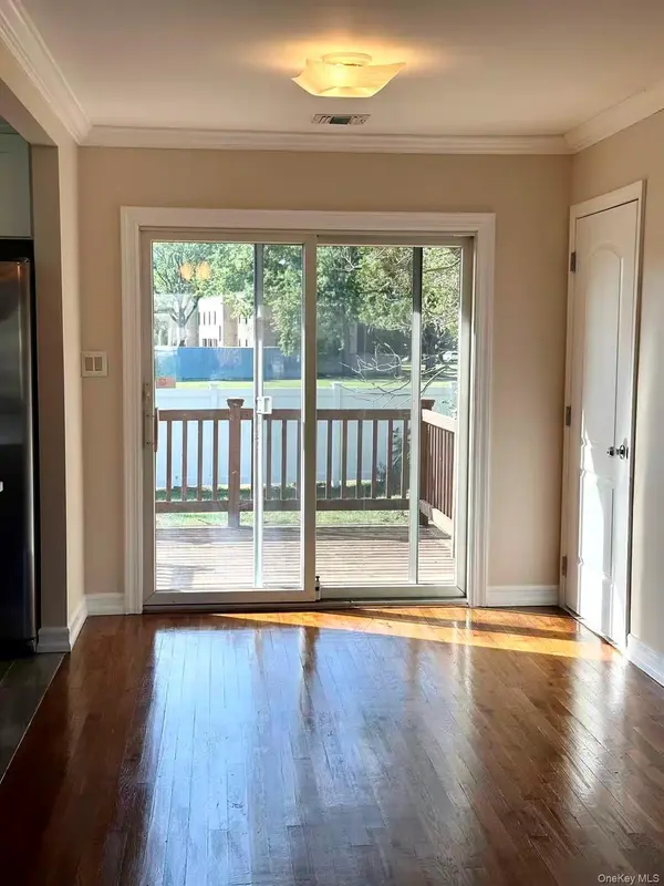 2 Radnor CT, Hicksville, NY 11801