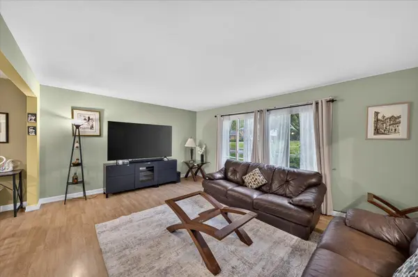 824 Dolores DR, Bensenville, IL 60106