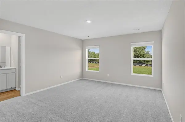 1602 SW 10th TER, Oak Grove, MO 64075