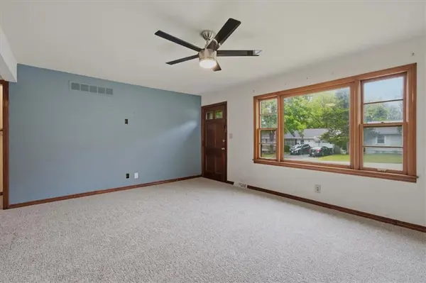 909 E 100th TER, Kansas City, MO 64131