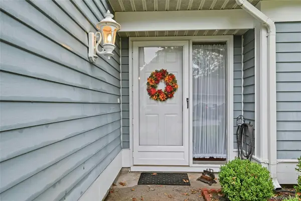 14 Flanders CT, Ridge, NY 11961