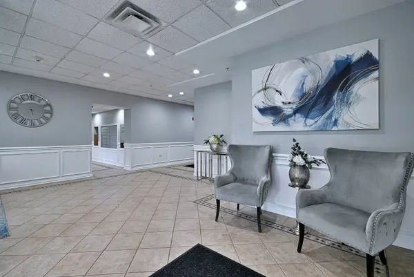 6807 N Milwaukee AVE #302, Niles, IL 60714