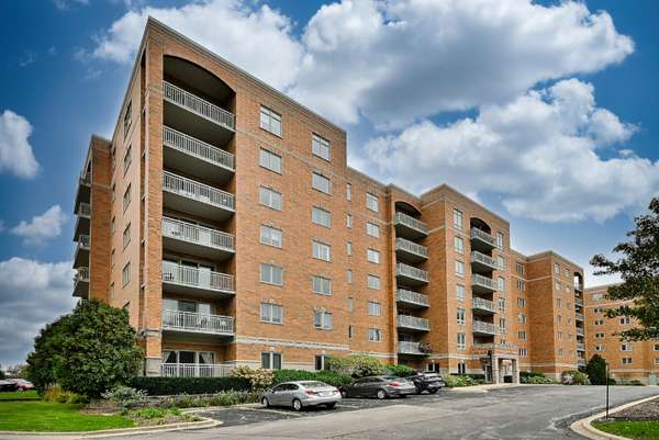 6807 N Milwaukee AVE #302, Niles, IL 60714