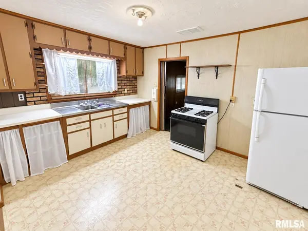 500 E Atkins ST, Elkville, IL 62932