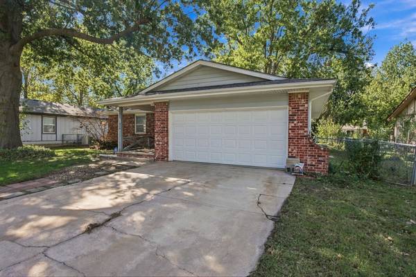 8 N Breeze Ct, Valley Center, KS 67147