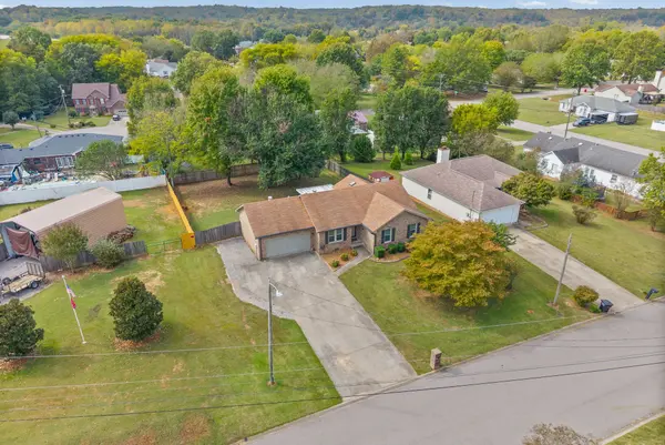 1404 S Shadowlawn Ct, Clarksville, TN 37040