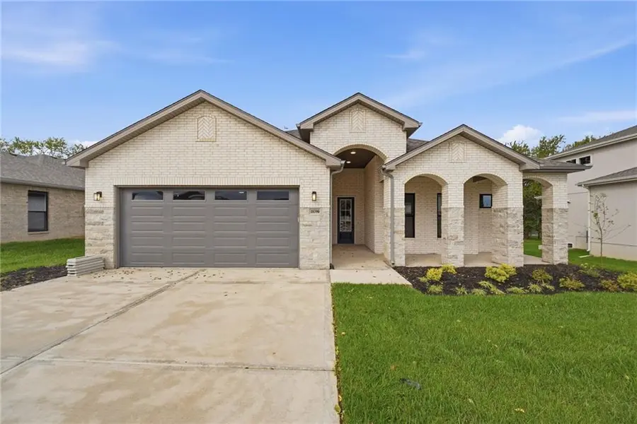 18390 W 195th ST, Spring Hill, KS 66083