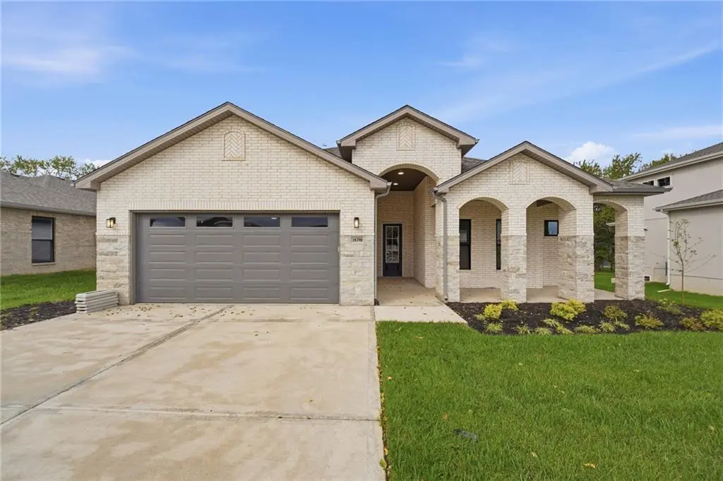 18390 W 195th ST, Spring Hill, KS 66083