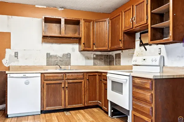 221 W 6th St, Auburn, KS 66402