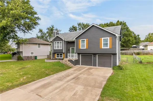 111 S HUNTSMAN BLVD, Raymore, MO 64083