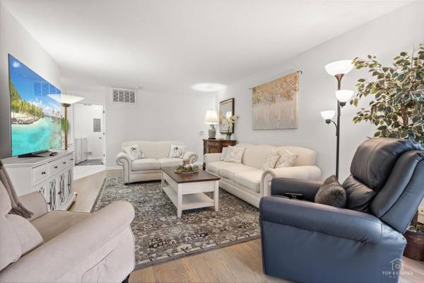816 Butternut LN #A, Mount Prospect, IL 60056