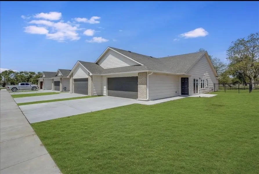 5420 N Sandkey St, Wichita, KS 67204