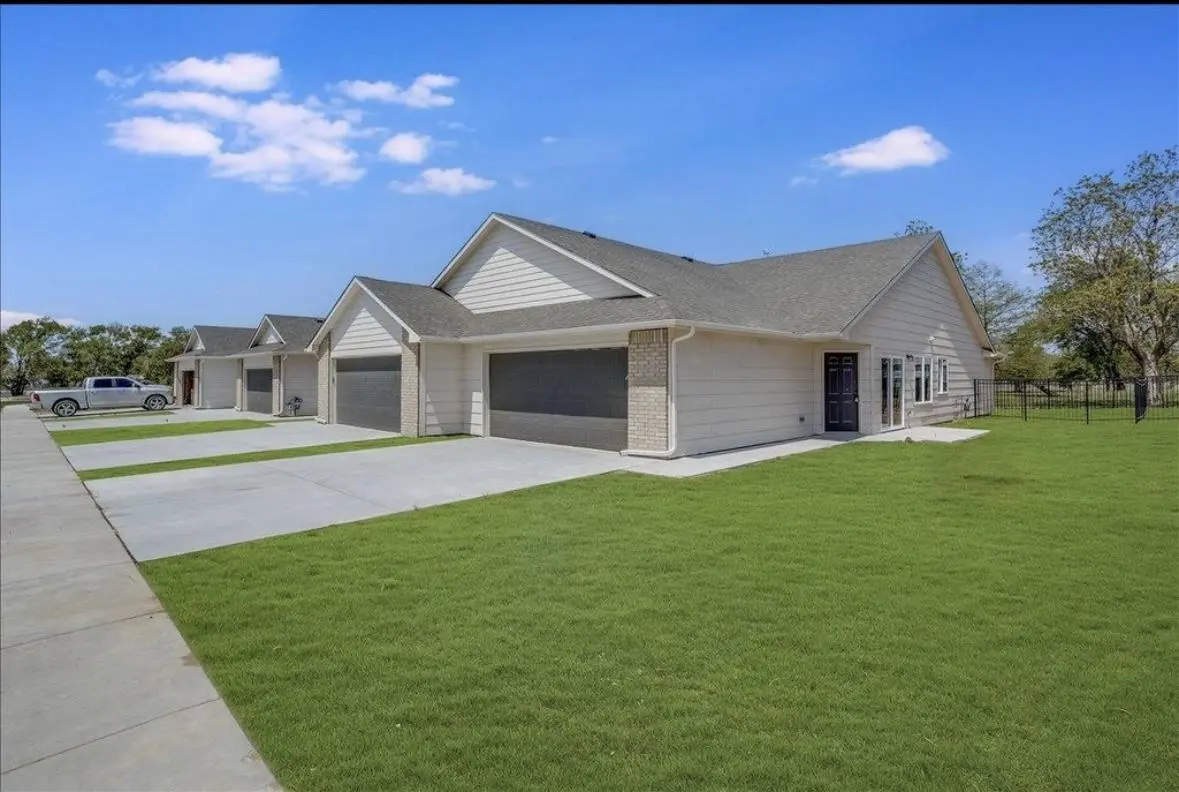 5422 N Sandkey St, Wichita, KS 67204