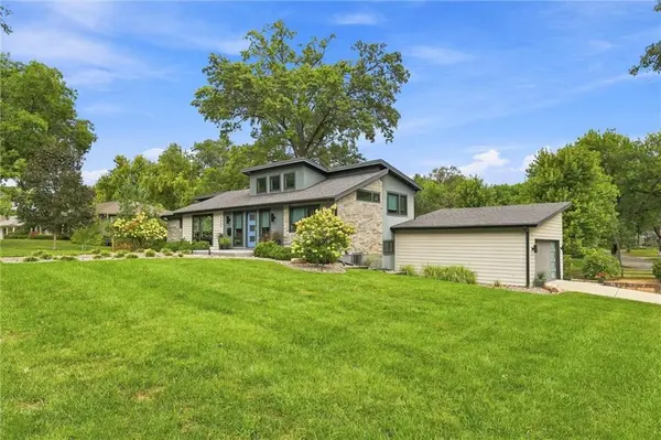 3004 W 82nd TER, Leawood, KS 66206