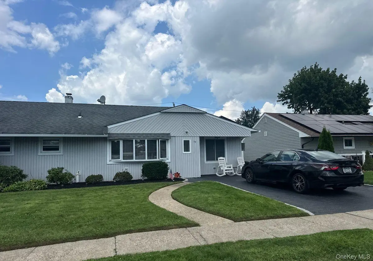 17 Wilson LN, Bethpage, NY 11714