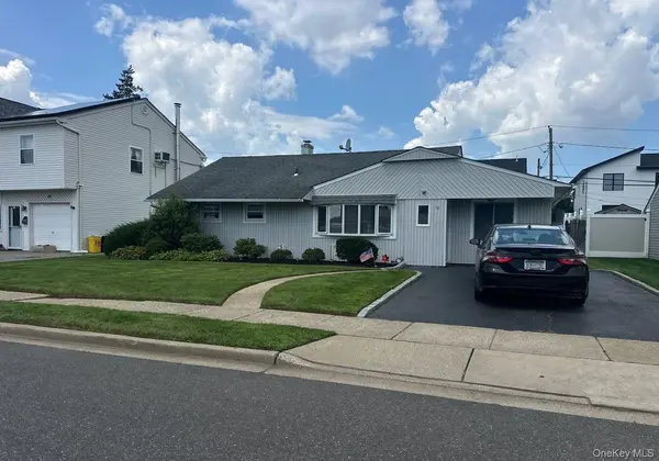 17 Wilson LN, Bethpage, NY 11714