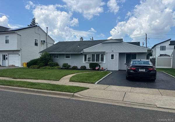 17 Wilson LN, Bethpage, NY 11714