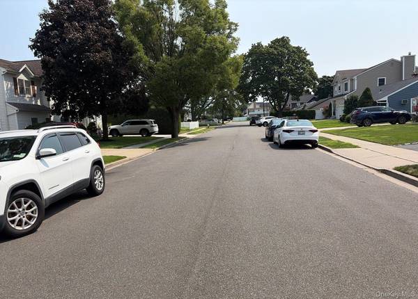 17 Wilson LN, Bethpage, NY 11714