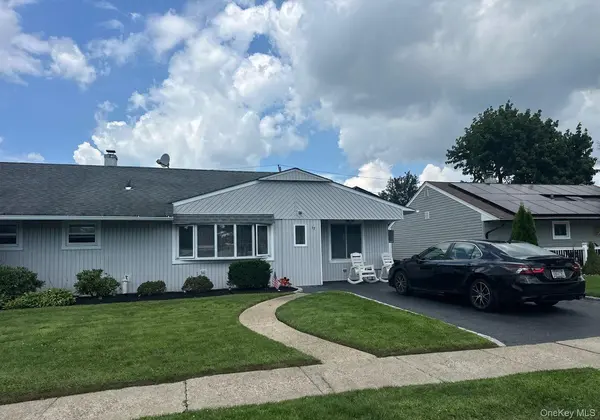 17 Wilson LN, Bethpage, NY 11714