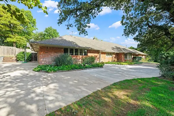 2401 Rosewood LN, Edmond, OK 73013