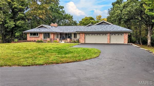 56 Chesterfield Lakes RD, Chesterfield, MO 63005