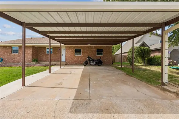 905 Crestmoor DR, Moore, OK 73160