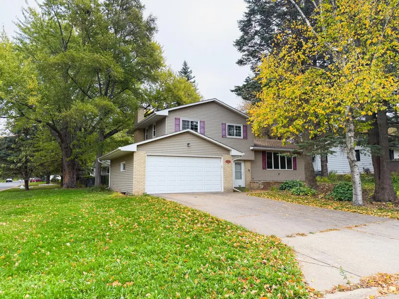 1081 Cedarwood DR, Woodbury, MN 55125