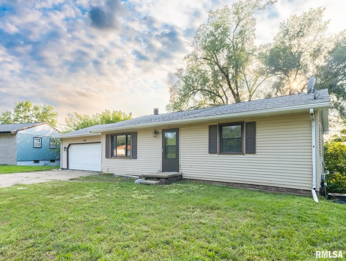 205 PARKWAY LN, Pekin, IL 61554