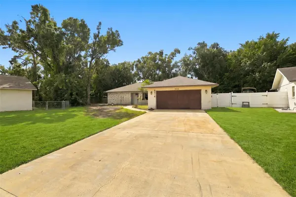 8326 SYLVAN WOODS DR, Sarasota, FL 34243