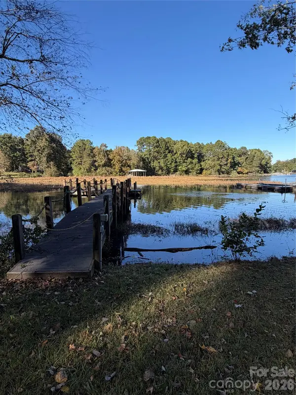 6718 Emerald Isle DR, Sherrills Ford, NC 28673