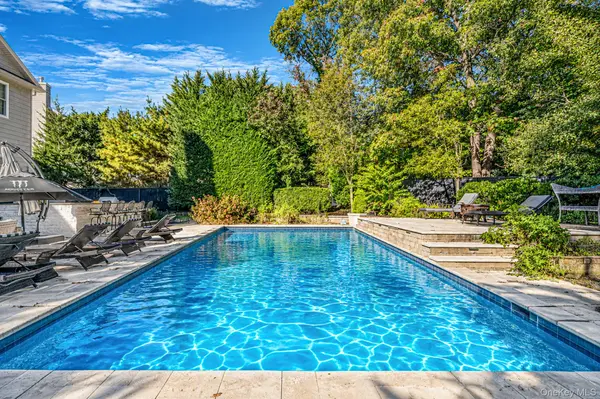 10 Privet CT, Smithtown, NY 11787