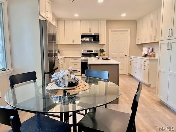 4904 Paris DR, Godfrey, IL 62035