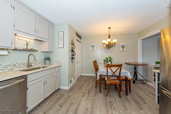24 Heritage Ln, Hamburg Boro, NJ 07419