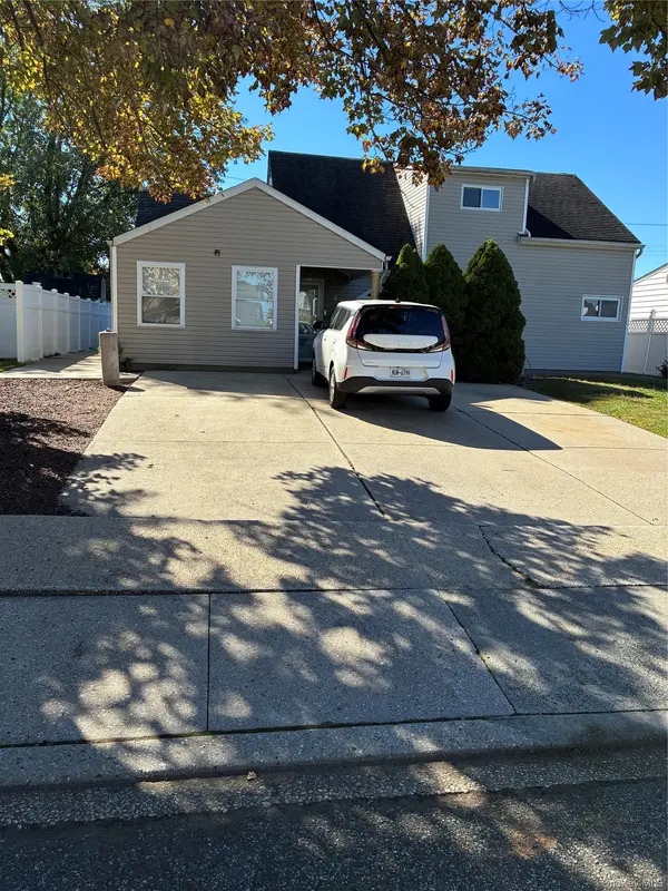 69 Wheelbarrow LN, Wantagh, NY 11793